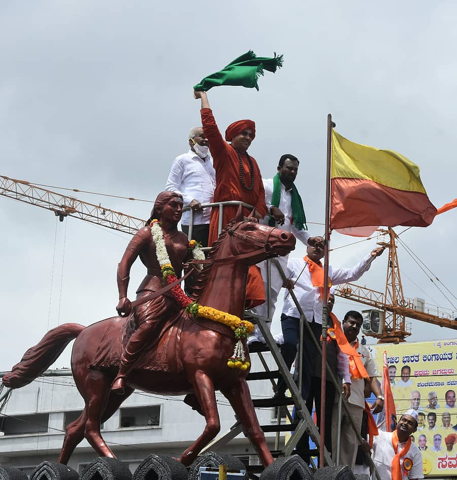 ಬೆಳಗಾವಿಯಲ್ಲಿ ಶುಕ್ರವಾರ ನಡೆದ ಲಿಂಗಾಯತ ಪಂಚಮಸಾಲಿ ಪ್ರತಿಜ್ಞಾ ಪಂಚಾಯತ್ ಅಂಗವಾಗಿ ಆಯೋಜಿಸಿದ್ದ ಮೆರವಣಿಗೆ ವೇಳೆ ಕೂಡಲಸಂಗಮ ಲಿಂಗಾಯತ ಪಂಚಮಸಾಲಿ ಪೀಠದ ಬಸವ ಜಯಮೃತ್ಯುಂಜಯ ಸ್ವಾಮೀಜಿ ರಾಣಿ ಚನ್ನಮ್ಮ ಪ್ರತಿಮೆಗೆ ಮಾಲಾರ್ಪಣೆ ಮಾಡಿದರು. -ಪ್ರಜಾವಾಣಿ ಚಿತ್ರ