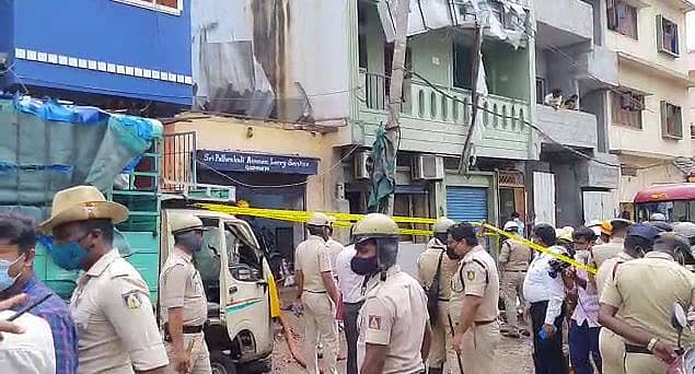 ಘಟನೆ ನಡೆದ ಸ್ಥಳದಲ್ಲಿ ಪೊಲೀಸರು ಪರಿಶೀಲನೆ ನಡೆಸುತ್ತಿದ್ದಾರೆ. 