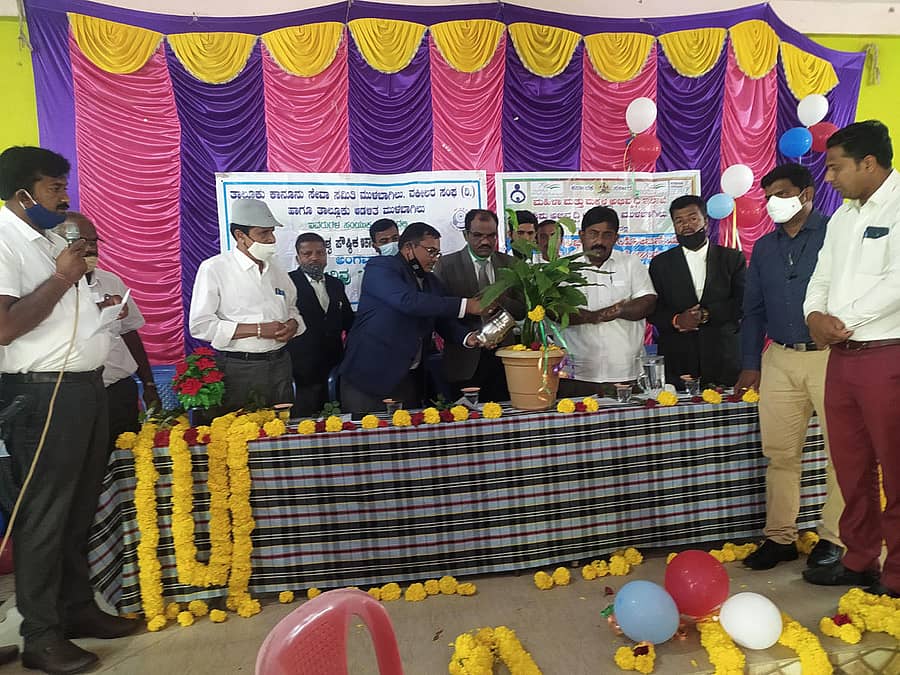 ಮುಳಬಾಗಿಲು ನಗರದಲ್ಲಿ ಗುರುವಾರ ವಿಶ್ವ ಪೌಷ್ಟಿಕ ಆಹಾರ ದಿನಾಚರಣೆ ಅಂಗವಾಗಿ ನಡೆದ ಕಾನೂನು ಅರಿವು ನೆರವು ಶಿಬಿರವನ್ನು ಹಿರಿಯ ಸಿವಿಲ್ ನ್ಯಾಯಾಧೀಶ ಈಶ್ವರ್ ಉದ್ಪಾಟಿಸಿದರು. ಪ್ರಧಾನ ಸಿವಿಲ್ ನ್ಯಾಯಾಧೀಶ ಹಾಜಿ ಹುಸೇನ್ ಯಾದವಾಡ, ಎಂ.ಎಸ್. ಶ್ರೀನಿವಾಸರೆಡ್ಡಿ, ಪಿ.ಎಂ. ಸದಾಶಿವಯ್ಯ, ಎನ್. ಶೇಖರ್, ಸಿ. ಸುಬ್ರಮಣಿ, ಸಂತೋಷ್ ಕುಮಾರ್, ಸಿ.ಎಂ. ನಯಾಜ್ ಅಹಮದ್ ಇತರರು ಹಾಜರಿದ್ದರು