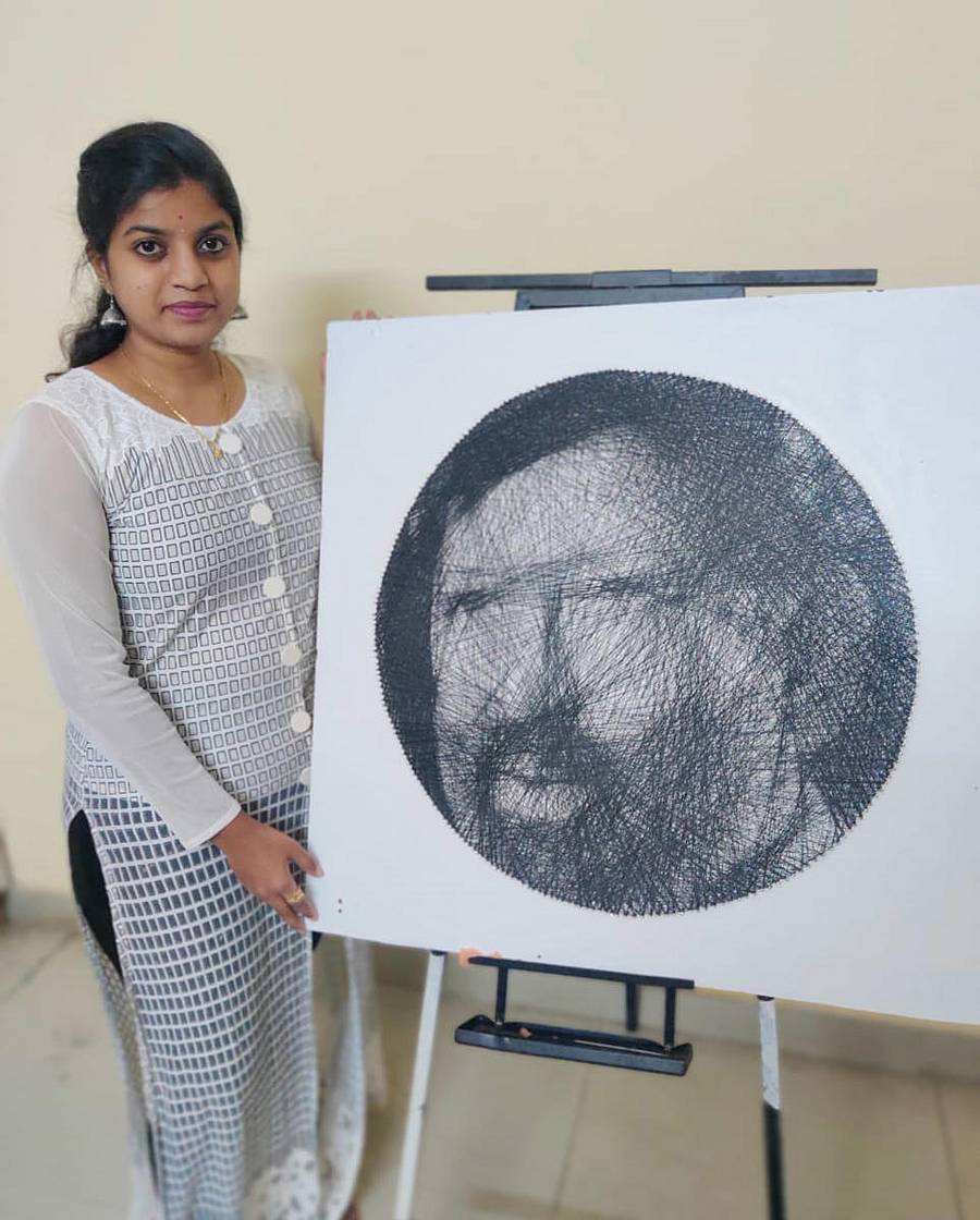 ಸ್ಟ್ರಿಂಗ್ ಆರ್ಟ್‌ ಮೂಲಕ ಕನ್ನಡದ ಮೇರುನಟ ವಿಷ್ಣುವರ್ಧನ್ ಅವರ ಭಾವಚಿತ್ರವನ್ನು ಅರಳಿಸಿರುವ ಕಲಾವಿದೆ ಐಶ್ವರ್ಯಾ