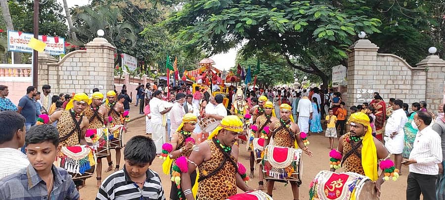 ಲಿಂ.ಶಿವಕುಮಾರ ಶಿವಾಚಾರ್ಯ ಸ್ವಾಮೀಜಿಯವರ ಭಾವಚಿತ್ರದ ಮೆರವಣಿಗೆಯಲ್ಲಿ ಪಾಲ್ಗೊಂಡ ಕಲಾತಂಡಗಳು.