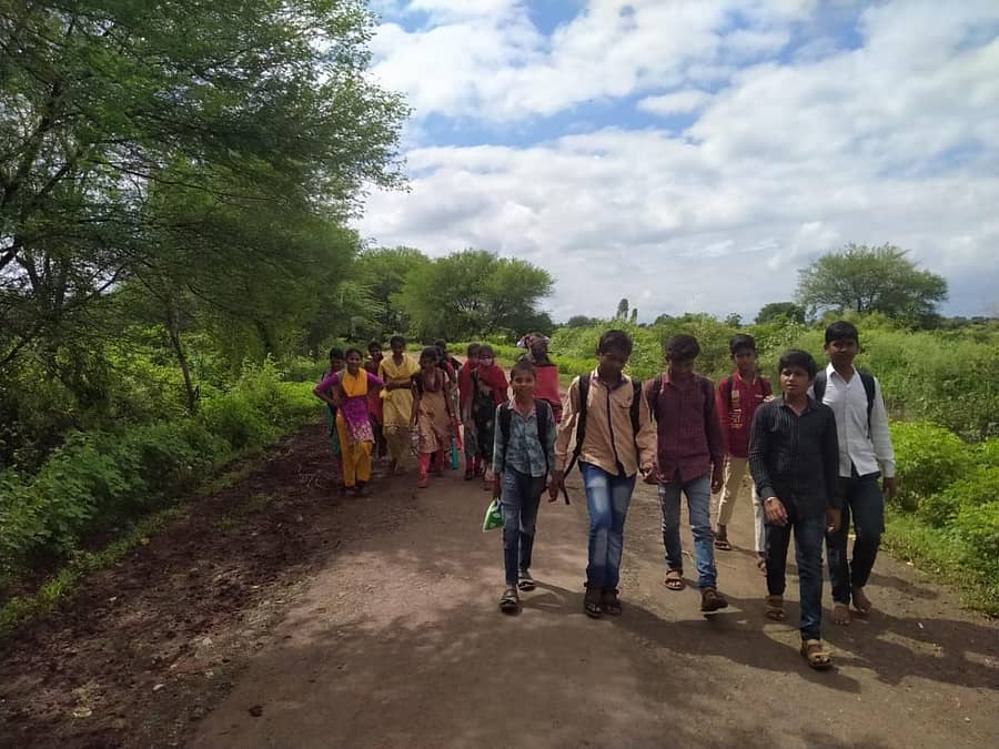 ಖಟಕಚಿಂಚೋಳಿ ಸಮೀಪದ ಸುಲ್ತಾನ್ ಬಾದ್ ವಾಡಿ ಗ್ರಾಮದ ಮಕ್ಕಳು ನಡೆದುಕೊಂಡು ಶಾಲೆಗೆ ಹೋಗುತ್ತಿರುವುದು