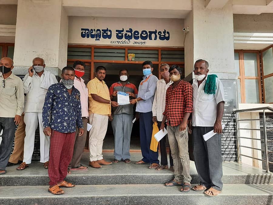 ಬಂಗಾರಪೇಟೆ ತಾಲ್ಲೂಕಿನ ಅಕ್ಷತ್ರಗೊಲ್ಲಹಳ್ಳಿಯಲ್ಲಿ ಅಂಬೇಡ್ಕರ್ ಭವನ ಹಾಗೂ ಪ್ರತಿಮೆ ನಿರ್ಮಾಣಕ್ಕೆ ಜಮೀನು ಮಂಜೂರು ಮಾಡಬೇಕು ಎಂದು ಆಗ್ರಹಿಸಿ ಪ್ರಜಾಶಕ್ತಿ ಸೇವಾ ಸಂಘದ ಸದಸ್ಯರು ಶಿರಸ್ತೇದಾರ್ ಚಂದ್ರಶೇಖರ್ ಅವರಿಗೆ ಮನವಿ ಸಲ್ಲಿಸಿದರು. ಸಂಘದ ಸಂಸ್ಥಾಪಕ ರಾಜ್ಯ ಘಟಕದ ಅಧ್ಯಕ್ಷ ಕಾವರನಹಳ್ಳಿ ಜಿ. ಬ್ಯಾಟಪ್ಪ, ಪ್ರೇಮ್ಕುಮಾರ್, ತಿಮ್ಮಾಪುರ ನಾಗರಾಜ್, ಆಂಜಪ್ಪ, ನಾಗರಾಜ್ ಇದ್ದರು