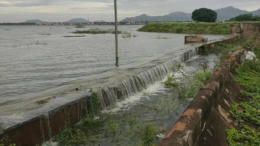 ಕೋಲಾರದ ಕೋಲಾರಮ್ಮ ಕೆರೆ ಕೋಡಿ ಬಿದ್ದಿರುವುದು