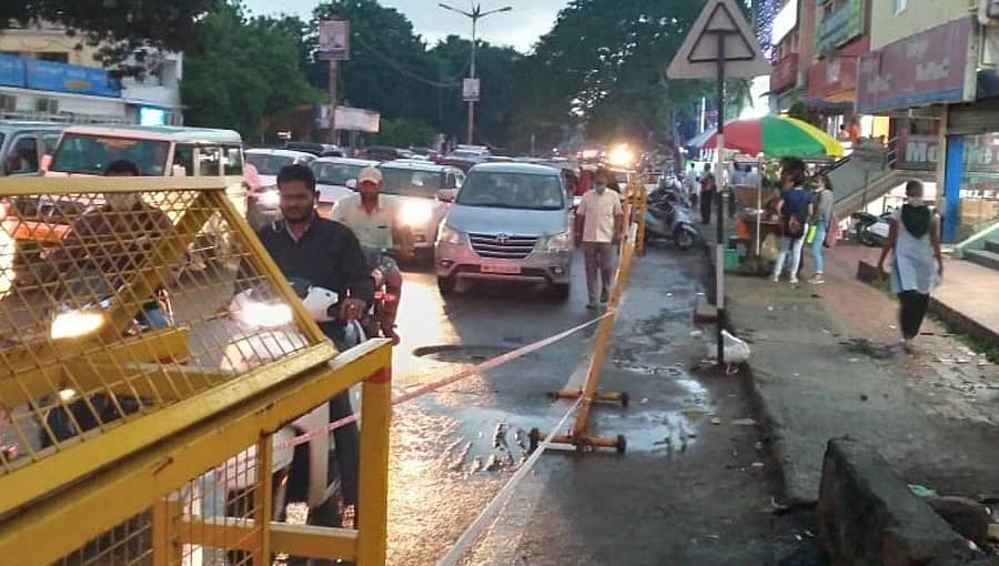 ಕಲಬುರ್ಗಿಯ ಎಸ್ವಿಪಿ ವೃತ್ತದಲ್ಲಿ ವಾಹನಗಳ ಪಾರ್ಕಿಂಗ್ ಮಾಡದಂತೆ ಬ್ಯಾರಿಕೇಡ್ ಇಟ್ಟು, ರಿಬ್ಬನ್ ಕಟ್ಟಲಾಗಿದೆ