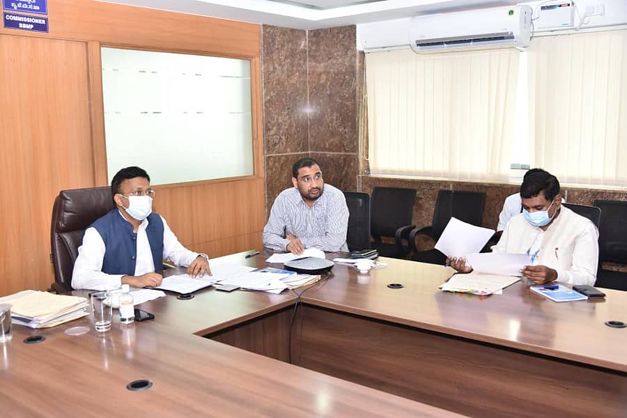 ಸಭೆಯಲ್ಲಿ ಗೌರವ್ ಗುಪ್ತ ಮಾತನಾಡಿದರು. ವಿಶೇಷ ಆಯುಕ್ತರಾದ ಎಸ್.ಬಸವರಾಜು ಹಾಗೂ ರೆಡ್ಡಿ ಶಂಕರ ಬಾಬು ಇದ್ದಾರೆ