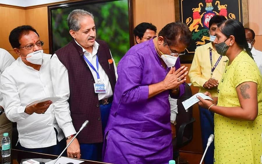ಸಂತ್ರಸ್ತರಿಗೆ ಚೆಕ್ ವಿತರಿಸಿದ ಬಳಿಕ ಸಚಿವ ಆರ್. ಅಶೋಕ್ ಕೈಮುಗಿದರು. ಶಾಸಕ ಎಂ. ಕೃಷ್ಣಪ್ಪ, ವಿಧಾನ ಪರಿಷತ್ತಿನ ಸದಸ್ಯ ಯು.ಬಿ. ವೆಂಕಟೇಶ್ ಇದ್ದಾರೆ