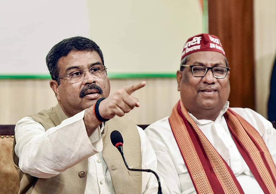 ಕೇಂದ್ರ ಸಚಿವ ಮತ್ತು ಬಿಜೆಪಿಯ ಉತ್ತರ ಪ್ರದೇಶ ಚುನಾವಣಾ ಉಸ್ತುವಾರಿ ಧರ್ಮೇಂದ್ರ ಪ್ರಧಾನ್ ಮತ್ತು ನಿಷಾದ್ ಪಾರ್ಟಿಯ ಮುಖಂಡ ಸಂಜಯ್ ನಿಷಾದ್‌