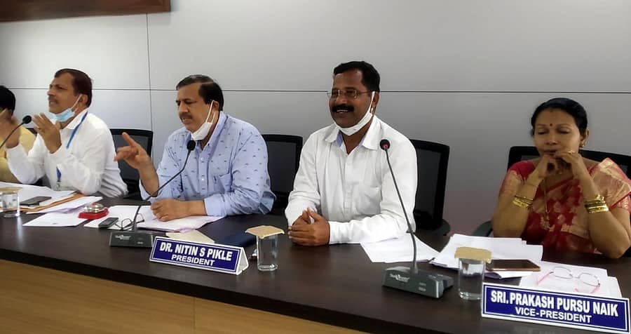 ಕಾರವಾರದಲ್ಲಿ ಶುಕ್ರವಾರ ನಡೆದ ನಗರಸಭೆಯ ಸಾಮಾನ್ಯ ಸಭೆಯಲ್ಲಿ ಅಧ್ಯಕ್ಷ ಡಾ.ನಿತಿನ್ ಪಿಕಳೆ ಮಾತನಾಡಿದರು. ಆಯುಕ್ತ ಆರ್.ಪಿ.ನಾಯ್ಕ, ಉಪಾಧ್ಯಕ್ಷ ಪ್ರಕಾಶ ನಾಯ್ಕ, ಸ್ಥಾಯಿ ಸಮಿತಿ ಅಧ್ಯಕ್ಷೆ ಸಂಧ್ಯಾ ಬಾಡ್ಕರ್ ಇದ್ದಾರೆ