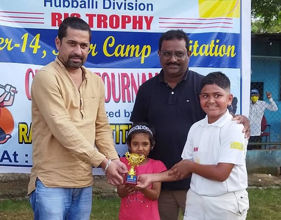 ಹುಬ್ಬಳ್ಳಿಯಲ್ಲಿ ಶುಕ್ರವಾರ ಗೋವಾ ರಣಜಿ ತಂಡದ ಮಾಜಿ ಆಟಗಾರ ಮನೋಜ್ ಮಲ್ಹೋತ್ರಾ ಚಾಂಪಿಯನ್ಸ್ ನೆಟ್ ತಂಡದ ಹೇತ್ ಪಟೇಲಗೆ ಪಂದ್ಯ ಶ್ರೇಷ್ಠ ಪ್ರಶಸ್ತಿ ಪ್ರದಾನ ಮಾಡಿದರು. ಟೂರ್ನಿ ಸಂಯೋಜಕ ವಿನ್ಸೆಂಟ್ ಬಾಬುರಾವ್ ಇದ್ದಾರೆ