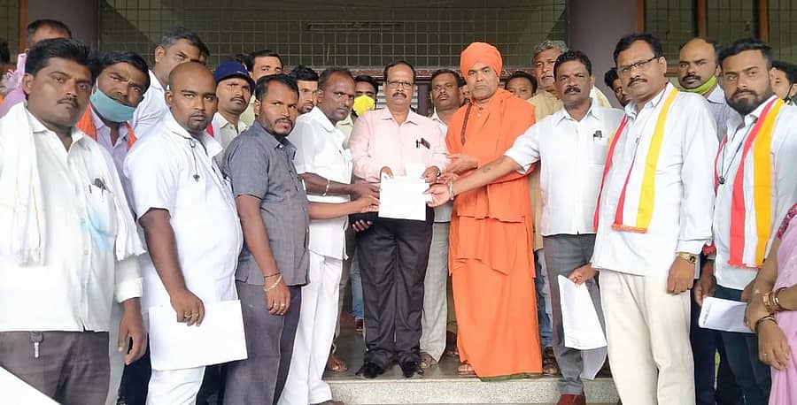 ನ್ಯಾ.ಸದಾಶಿವ ಆಯೋಗದ ವರದಿ ಜಾರಿಯಾಗಬಾರದೆಂದು ಆಗ್ರಹಿಸಿ ಕರ್ನಾಟಕ ಮೀಸಲಾತಿ ಸಂರಕ್ಷಣಾ ಒಕ್ಕೂಟ, ಜಿಲ್ಲಾ ಘಟಕ ಹಾವೇರಿ ವತಿಯಿಂದ ಹೆಚ್ಚುವರಿ ಜಿಲ್ಲಾಧಿಕಾರಿ ಎನ್.ತಿಪ್ಪೇಸ್ವಾಮಿ ಅವರಿಗೆ ಶುಕ್ರವಾರ ಮನವಿ ಸಲ್ಲಿಸಲಾಯಿತು