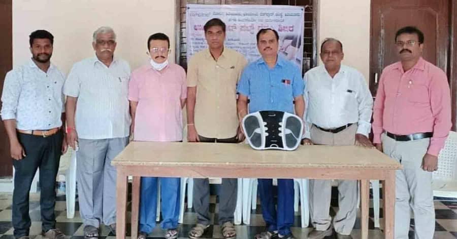 ಹಿರಿಯೂರಿನ ರೋಟರಿ ಸಭಾಭವನದಲ್ಲಿ ಗುರುವಾರ ಸಂಜೆ ರೋಟರಿ ಸಂಸ್ಥೆ, ರೆಡ್ ಕ್ರಾಸ್ ಸಂಸ್ಥೆ ಹಾಗೂ ಚಿತ್ರದುರ್ಗದ ಕಂಪೋನಿಯೋ ಸಂಸ್ಥೆ ಸಹಯೋಗದಲ್ಲಿ ಹಮ್ಮಿಕೊಂಡಿದ್ದ ಉಚಿತ ಫೂಟ್ ಪಲ್ಸ್ ಶಿಬಿರಕ್ಕೆ ರೋಟರಿ ಅಧ್ಯಕ್ಷ ಎಚ್. ಕಿರಣ್ ಕುಮಾರ್ ಚಾಲನೆ ನೀಡಿದರು.