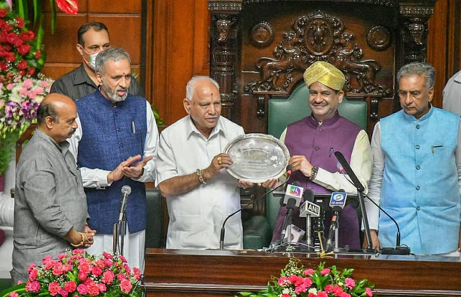 ಲೋಕಸಭಾಧ್ಯಕ್ಷ ಓಂ ಬಿರ್ಲಾ ಅವರು ಶಾಸಕ ಬಿ.ಎಸ್.ಯಡಿಯೂರಪ್ಪ ಅವರಿಗೆ ಅತ್ಯುತ್ತಮ ಶಾಸಕ ಪ್ರಶಸ್ತಿ ಪ್ರದಾನ ಮಾಡಿದರು. ಮುಖ್ಯಮಂತ್ರಿ ಬಸವರಾಜ ಬೊಮ್ಮಾಯಿ, ವಿಧಾನಸಭಾಧ್ಯಕ್ಷ ವಿಶ್ವೇಶ್ವರ ಹೆಗಡೆ ಕಾಗೇರಿ, ಪರಿಷತ್ ಸಭಾಪತಿ ಬಸವರಾಜ ಹೊರಟ್ಟಿ ಇದ್ದಾರೆ.