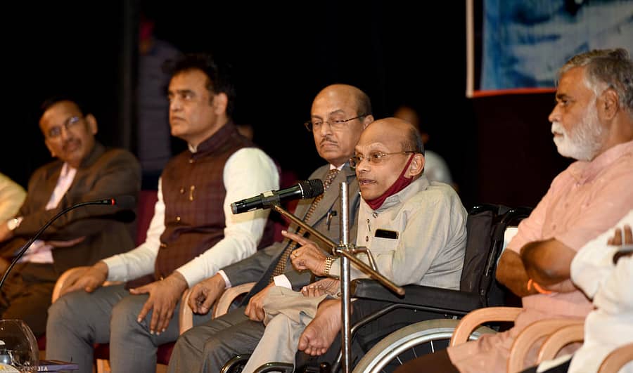ನಗರದಲ್ಲಿ ಶುಕ್ರವಾರ ಆಯೋಜಿಸಿದ್ದ ರಾಷ್ಟ್ರೀಯ ಶಿಕ್ಷಣ ನೀತಿ 2020ರ ಕುರಿತ ವಿಚಾರ ಸಂಕಿರಣದಲ್ಲಿ ರಾಷ್ಟ್ರೀಯ ಶಿಕ್ಷಣ ಸಮಿತಿ ಕರಡು ಸಮಿತಿಯ ಸದಸ್ಯ ಡಾ.ಎಂ.ಕೆ. ಶ್ರೀಧರ್ ಮಾತನಾಡಿದರು. ಡಾ ಆನಂದ್ ಕೆ. ಜೋಶಿ, ಸಚಿವ ಡಾ.ಸಿ.ಎನ್. ಅಶ್ವತ್ಥನಾರಾಯಣ, ಶಿಕ್ಷಣತಜ್ಞ ಡಾ.ಗುರುರಾಜ್ ಕರಜಗಿ, ಸಚಿವ ಬಿ.ಸಿ. ನಾಗೇಶ್ ಇದ್ದರು -ಪ್ರಜಾವಾಣಿ ಚಿತ್ರ