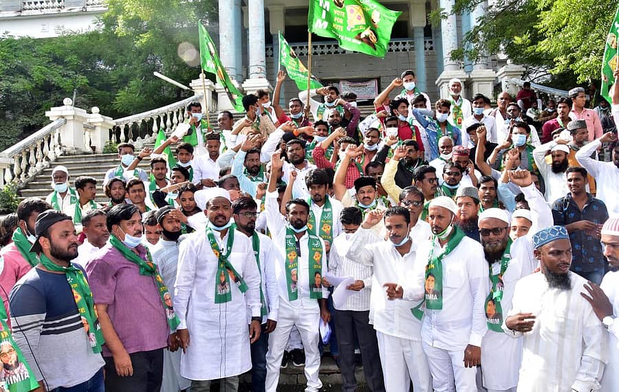 ನವದೆಹಲಿಯಲ್ಲಿರುವ ಅಸಾದುದ್ದೀನ್ ಓವೈಸಿ ಅವರ ಮನೆ ಮೇಲೆ ದಾಳಿ ಮಾಡಿದವರನ್ನು ಶಿಕ್ಷೆಗೆ ಗುರಿಪಡಿಸಬೇಕು ಎಂದು ಆಗ್ರಹಿಸಿ ಕಲಬುರ್ಗಿಯಲ್ಲಿ ಶುಕ್ರವಾರ ಆಗ್ರಹಿಸಿ ಆಲ್ ಇಂಡಿಯಾ ಮಜಲೀಸ್ ಇ– ಇತ್ತೇಹಾದುಲ್ ಮುಸ್ಲಿಮೀನ್ ಸಂಘಟನೆಯ ಜಿಲ್ಲಾ ಯುವ ಘಟಕದ ಕಾರ್ಯಕರ್ತತುಪ್ರತಿಭಟನೆ ನಡೆಸಿದರು