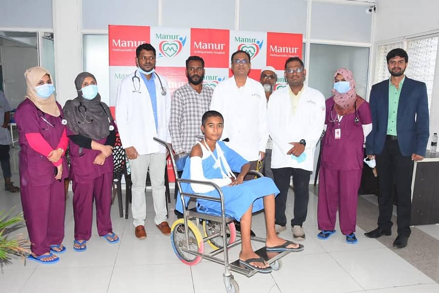 ರಸ್ತೆ ಅಪಘಾತದಲ್ಲಿ ಕೈ ತುಂಡರಿಸಿದ್ದ ಯುವಕನಿಗೆ ಕಲಬುರ್ಗಿಯ ಮಣೂರ ಮಲ್ಟಿಸ್ಪೆಷಾಲಿಟಿ ಆಸ್ಪತ್ರೆಯಲ್ಲಿ ಡಾ.ಫಾರೂಖ್‌ ಮನೂರ ಅವರ ನೇತೃತ್ವದಲ್ಲಿ ಯಶಸ್ವಿ ಶಸ್ತ್ರಚಿಕಿತ್ಸೆ ನಡೆಸಲಾಗಿದೆ