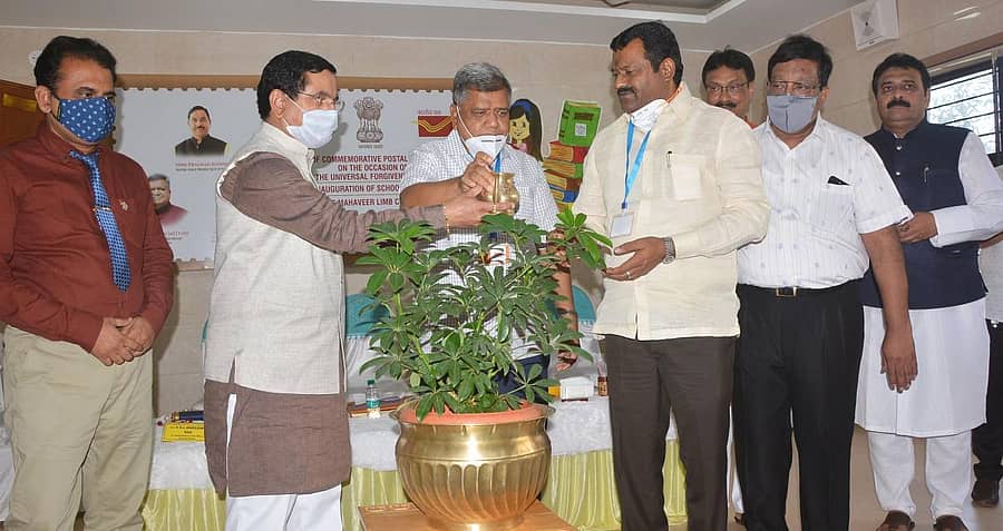 ಹುಬ್ಬಳ್ಳಿಯ ಸಂಸ್ಕಾರ ಶಾಲೆಯಲ್ಲಿ ಶನಿವಾರ ನಡೆದ ಕಾರ್ಯಕ್ರಮವನ್ನು ಕೇಂದ್ರ ಸಚಿವ ಪ್ರಲ್ಹಾದ ಜೋಶಿ ಉದ್ಘಾಟಿಸಿದರು