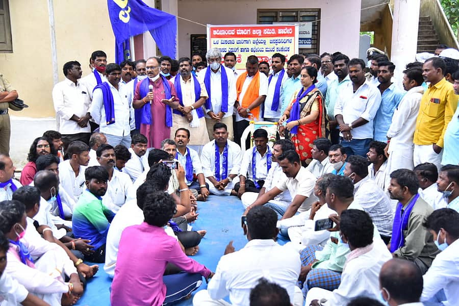 ಮಾದಿಗ ಸಮುದಾಯಕ್ಕೆ ಒಳಮೀಸಲಾತಿ ಜಾರಿಗೆ ಆಗ್ರಹಿಸಿ ಹಾವೇರಿ ತಾಲ್ಲೂಕು ಪಂಚಾಯ್ತಿ ಆವರಣದಲ್ಲಿರುವ ಸಂಸದರ ಕಚೇರಿ ಎದುರು ಶನಿವಾರ ಧರಣಿ ನಡೆಯಿತು