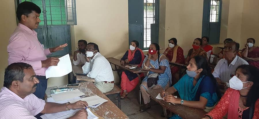 ಕೋಲಾರ ಸರ್ಕಾರಿ ಬಾಲಕರ ಜೂನಿಯರ್ ಕಾಲೇಜು ಪರೀಕ್ಷಾ ಕೇಂದ್ರದ ಮುಖ್ಯ ಅಧೀಕ್ಷಕ ರಮೇಶ್ಗೌಡ ಎಸ್ಸೆಸ್ಸೆಲ್ಸಿ ಪೂರಕ ಪರೀಕ್ಷಾ ಮೇಲ್ವಿಚಾರಕರಿಗೆ ಶನಿವಾರ ಕಾರ್ಯಾಗಾರದಲ್ಲಿ ಸಲಹೆ ನೀಡಿದರು