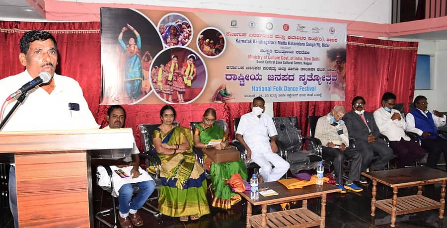 ಬೀದರ್ನ ಕರ್ನಾಟಕ ಸಾಹಿತ್ಯ ಸಂಘದಲ್ಲಿ ರಾಷ್ಟ್ರೀಯ ಜನಪದ ನೃತ್ಯೋತ್ಸವ ಪ್ರಯುಕ್ತ ನಡೆದ ಪ್ರಬಂಧ ಮಂಡನೆ ಕಾರ್ಯಕ್ರಮಲ್ಲಿ ಆಂಗ್ಲ ಸಾಹಿತಿ ಡಾ. ಉಮಾಕಾಂತ ಪಾಟೀಲ ಮಾತನಾಡಿದರು. ಮಹಾರುದ್ರ ಡಾಕುಳಗಿ, ಪುಷ್ಪಾ ಕನಕ, ಸಾಧನಾ ರಂಜೋಳಕರ್, ಶಂಕರೆಪ್ಪ ಹೊನ್ನಾ, ಪಂಚಾಕ್ಷರಿ ಪುಣ್ಯಶೆಟ್ಟಿ, ವೈಜಿನಾಥ ಚಿಕ್ಕಬಸೆ, ಪ್ರೊ. ವಿನೋದ ಮೂಲಗೆ, ಎಸ್.ಬಿ. ಕುಚಬಾಳ ಇದ್ದರು