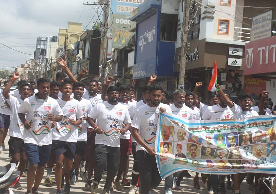 ಸ್ವಾತಂತ್ರ್ಯ ಅಮೃತ ಮಹೋತ್ಸವ ಅಂಗವಾಗಿ ಕೋಲಾರದಲ್ಲಿ ಶನಿವಾರ ನಡೆದ ‘ಫ್ರೀಡಂ ರನ್’ನಲ್ಲಿ ಸಂಸದ ಎಸ್.ಮುನಿಸ್ವಾಮಿ ಹಾಗೂ ಯುವಕ ಯುವತಿಯರು ಪಾಲ್ಗೊಂಡರು