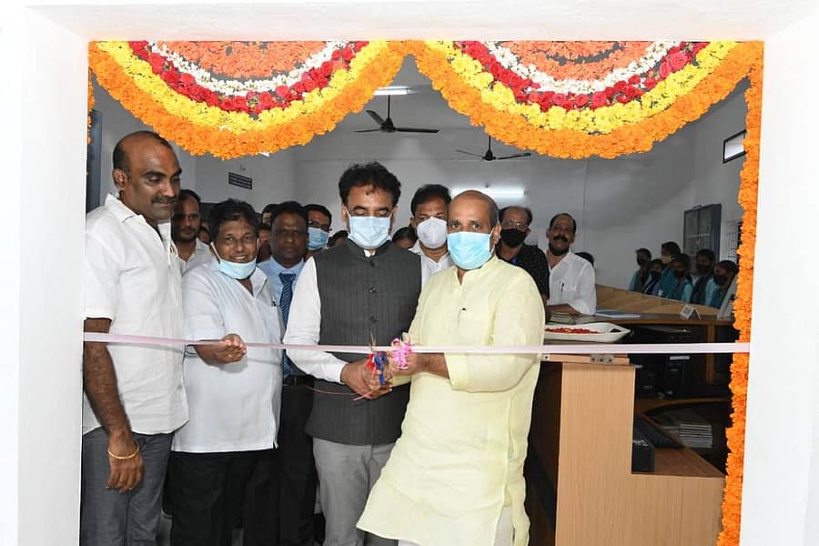 ಡಾ.ಜಿ.ಶಂಕರ್ ಸರ್ಕಾರಿ ಮಹಿಳಾ ಪ್ರಥಮ ದರ್ಜೆ ಕಾಲೇಜು ಹಾಗೂ ಸ್ನಾತಕೋತ್ತರ ಅಧ್ಯಯನ ಕೇಂದ್ರದಲ್ಲಿ ಶನಿವಾರ ಸ್ನಾತಕೋತ್ತರ ರಸಾಯನಶಾಸ್ತ್ರ ಮತ್ತು ಪ್ರಯೋಗಾಲಯ ಹಾಗೂ ಗ್ರಂಥಾಲಯವನ್ನು ಸಚಿವ ಅಶ್ವತ್ಥ ನಾರಾಯಣ ಉದ್ಘಾಟಿಸಿದರು.