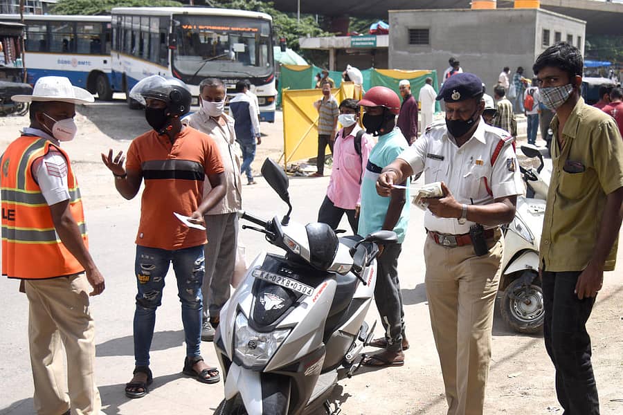 ನಗರದಲ್ಲಿ ಸಂಚಾರ ಪೊಲೀಸರು ವಾಹನ ಸವಾರರನ್ನು ತಡೆದು ದಂಡ ಸಂಗ್ರಹ ಮಾಡಿದರು