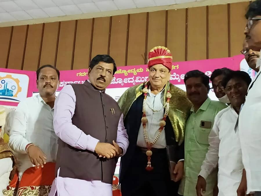 ಸುರಪುರದ ಉದ್ಯಮಿ ಕಿಶೋರಚಂದ್ ಜೈನ್ಗೆ ಸಚಿವ ಮುರುಗೇಶ ನಿರಾಣಿ ಗದಗನಲ್ಲಿ ನಡೆದ ಸಮಾರಂಭದಲ್ಲಿ ಶ್ರೇಷ್ಠ ವರ್ತಕ ಪ್ರಶಸ್ತಿ ಪ್ರದಾನ ಮಾಡಿದರು