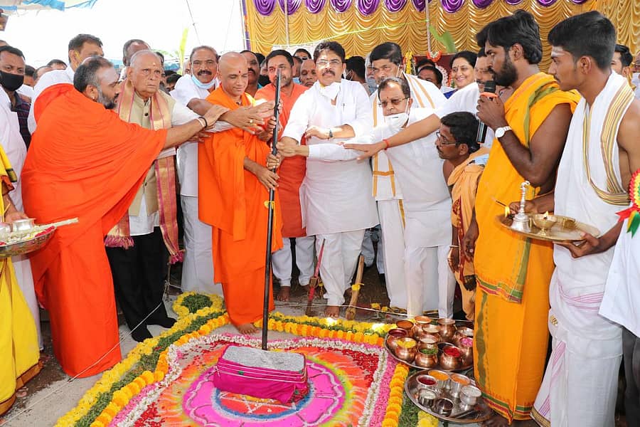 ಹಾಸನ ಜಿಲ್ಲಾ ಒಕ್ಕಲಿಗರ ಸಂಘದಿಂದ ಕೃಷ್ಣನಗರ ಬಡಾವಣೆಯಲ್ಲಿ ನಿರ್ಮಿಸಲು ಉದ್ದೇಶಿಸಿರುವ ನೂತನ ಸಮುದಾಯ ಭವನಕ್ಕೆ ಆದಿಚುಂಚನಗಿರಿ ಮಠದ ಪೀಠಾಧ್ಯಕ್ಷ ನಿರ್ಮಲಾನಂದನಾಥ ಸ್ವಾಮಿಜಿ ಭೂಮಿ ಪೂಜೆ ನೆರವೇರಿಸಿದರು. ಶಂಭುನಾಥ ಸ್ವಾಮೀಜಿ, ಜಿ.ಎಲ್.ಮುದ್ದೇಗೌಡ, ಕೆ.ಎಂ.ಶಿವಲಿಂಗೇಗೌಡ, ಪ್ರೀತಂ ಗೌಡ, ಆರ್.ಅಶೋಕ್, ಕೆ.ಗೋಪಾಲಯ್ಯ, ಎಂ.ಎ.ಗೋಪಾಲಸ್ವಾಮಿ, ಸುರಭಿ ರಘು ಇದ್ದಾರೆ.