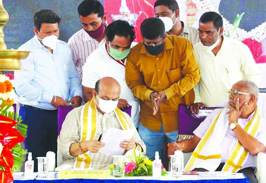 ವಿವಿಧ ಬೇಡಿಕೆ ಈಡೇರಿಕೆಗೆ ಆಗ್ರಹಿಸಿ ಬೆಳಗಾವಿ ಪತ್ರಕರ್ತರ ಸಂಘದ ಪದಾಧಿಕಾರಿಗಳು ಮುಖ್ಯಮಂತ್ರಿ ಬಸವರಾಜ ಬೊಮ್ಮಾಯಿ ಅವರಿಗೆ ಭಾನುವಾರ ಮನವಿ ಸಲ್ಲಿಸಿದರು. ಸಚಿವ ಉಮೇಶ ಕತ್ತಿ ಇದ್ದಾರೆ