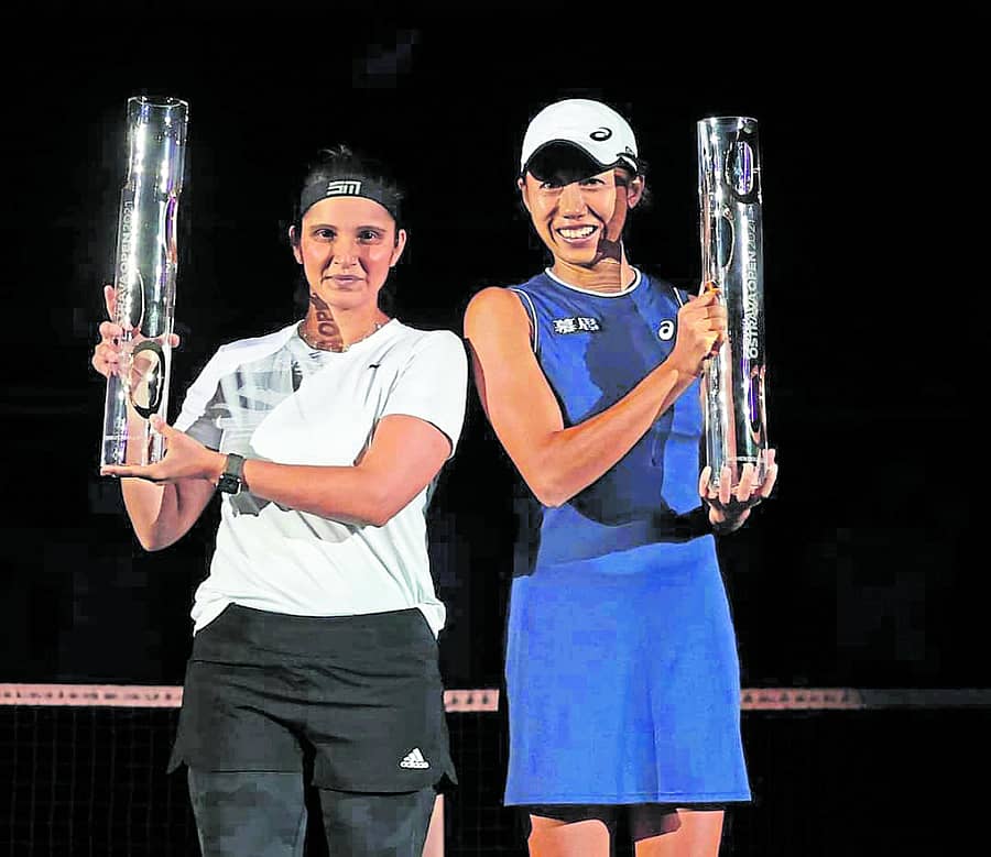 ಪ್ರಶಸ್ತಿಯೊಂದಿಗೆ ಸಾನಿಯಾ ಮಿರ್ಜಾ (ಎಡ) ಹಾಗೂ ಶುಯಿ ಜಾಂಗ್