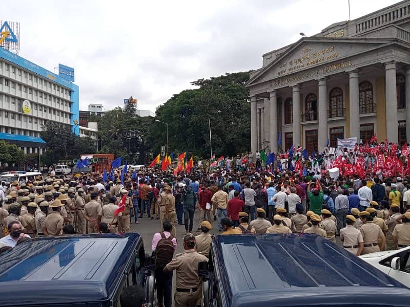 ಬೆಂಗಳೂರಿನ ಟೌನ್‌ಹಾಲ್‌ ಬಳಿ ನಡೆದ ಪ್ರತಿಭಟನೆ