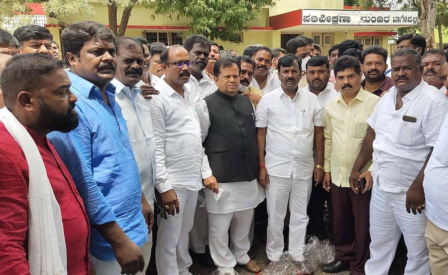 ಬಾಗೇಪಲ್ಲಿ ಪ್ರವಾಸಿ ಮಂದಿರದ ಮುಂದೆ ದಲಿತ ಪರ ಸಂಘಟನೆ ಹಾಗೂ ಬಿಜೆಪಿ ಮುಖಂಡರ ಜತೆ ಸಾಮಾಜಿಕ ನ್ಯಾಯ ಹಾಗೂ ಸಬಲೀಕರಣದ ಕೇಂದ್ರ ಸಚಿವ ಎ.ನಾರಾಯಣಸ್ವಾಮಿ ಮಾತನಾಡಿದರು