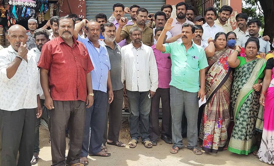 ಬಾಗೇಪಲ್ಲಿ ಪಟ್ಟಣದ ಸುಂದರಯ್ಯಭವನದ ಮುಂದೆ ಸಿಐಟಿಯು ನೇತೃತ್ವದ ಕಾರ್ಮಿಕ ಸಂಘಟನೆಗಳ ಮುಖಂಡರು ಬಂದ್ನ ಪೂರ್ವಭಾವಿ ಸಭೆಯಲ್ಲಿ ಭಾಗವಹಿಸಿದ್ದರು