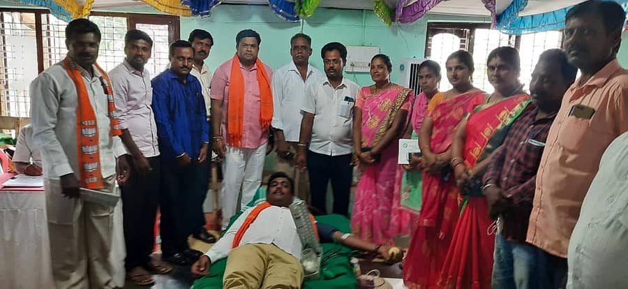 ಬಂಗಾರಪೇಟೆ ತಾಲ್ಲೂಕಿನ ಕಾಮಸಮುದ್ರದಲ್ಲಿ ಬಿಜೆಪಿ ಶಕ್ತಿ ಕೇಂದ್ರದಿಂದ ರಕ್ತದಾನ ಶಿಬಿರ ನಡೆಯಿತು. ಮಾಜಿ ಶಾಸಕ ಬಿ.ಪಿ. ವೆಂಕಟಮುನಿಯಪ್ಪ, ಬಿಜೆಪಿ ಜಿಲ್ಲಾ ಉಪಾಧ್ಯಕ್ಷ ಬಿ.ವಿ. ಮಹೇಶ್, ಬತ್ತಲಹಳ್ಳಿ ಮಂಜುನಾಥ್, ಮುಖಂಡರು ಇದ್ದರು