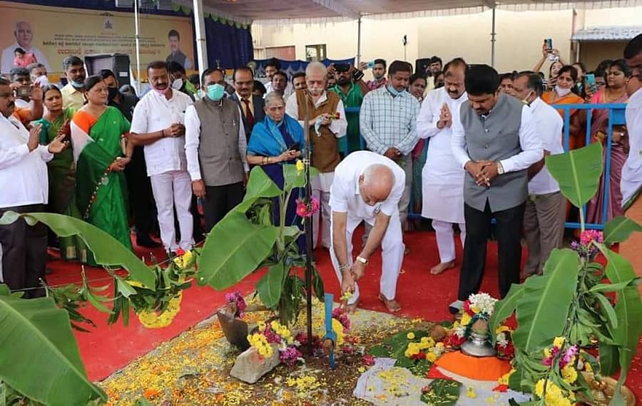 ಶಿರಾಳಕೊಪ್ಪದಲ್ಲಿ ಭಾನುವಾರ ನಡೆದ ವಿವಿಧ ಅಭಿವೃದ್ಧಿ ಕಾಮಗಾರಿಗಳಿಗೆ ಮಾಜಿ ಮುಖ್ಯಮಂತ್ರಿ ಬಿ.ಎಸ್. ಯಡಿಯೂರಪ್ಪ ಶಂಕುಸ್ಥಾಪನೆ ನೆರವೇರಿಸಿದರು