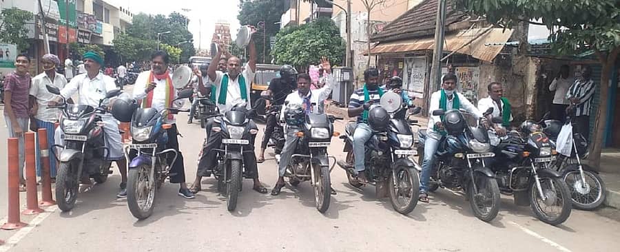 ಸೋಮವಾರದ ಭಾರತ ಬಂದ್ ಅನ್ನು ಬೆಂಬಲಿಸುವಂತೆ ವರ್ತಕರು ಹಾಗೂ ಸಾರ್ವಜನಿಕರಿಗೆ ಮನವಿ ಮಾಡುವುದಕ್ಕಾಗಿ ಕಬ್ಬು ಬೆಳೆಗಾರರ ಸಂಘ, ಬಿಎಸ್ಪಿ, ಕನ್ನಡ ಪರ ಸಂಘಟನೆಗಳ ಕಾರ್ಯಕರ್ತರು ಬೈಕ್ ರ್ಯಾಲಿ ನಡೆಸಿದರು