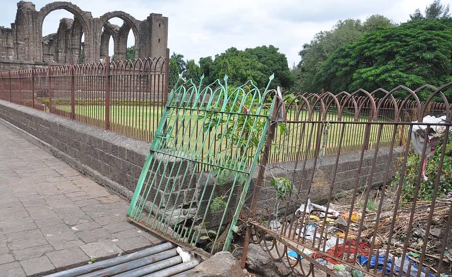 ವಿಜಯಪುರ ನಗರದ ಐತಿಹಾಸಿಕ ಬಾರಾಕಮಾನ್ ಪ್ರವೇಶದ್ವಾರದ ಎದುರು ಅಸ್ತವ್ಯಸ್ತವಾಗಿರುವ ಗೇಟ್ –ಪ್ರಜಾವಾಣಿ ಚಿತ್ರ: ಸಂಜೀವ ಅಕ್ಕಿ