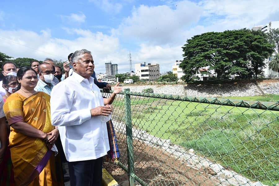 ನಾಯಂಡಹಳ್ಳಿ ಕೆರೆ ಅಭಿವೃದ್ಧಿ ಕಾಮಗಾರಿಯನ್ನು ಸಚಿವ ಸೋಮಣ್ಣ ಅವರು ಭಾನುವಾರ ಪರಿಶೀಲಿಸಿದರು