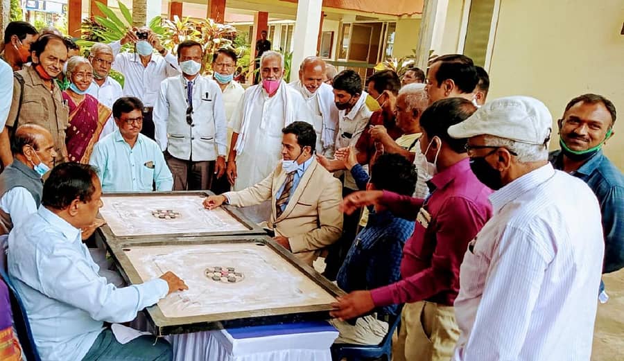 ದಾವಣಗೆರೆಯಲ್ಲಿ ಹಿರಿಯ ನಾಗರಿಕರಿಗಾಗಿ ಏರ್ಪಡಿಸಲಾಗಿದ್ದ ಕ್ರೀಡಾ ಹಾಗೂ ಸಾಂಸ್ಕೃತಿಕ ಸ್ಪರ್ಧೆಯಲ್ಲಿ ಅತಿಥಿಗಳು ಕೇರಂ ಆಡಿದರು