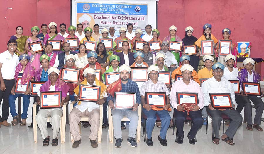 ರೋಟರಿ ಕ್ಲಬ್ ಆಫ್ ಬೀದರ್ ನ್ಯೂ ಸೆಂಚುರಿ ವತಿಯಿಂದ ಬೀದರ್ನ ಐಎಂಎ ಹಾಲ್ನಲ್ಲಿ ಆಯೋಜಿಸಿದ್ದ ಶಿಕ್ಷಕರ ದಿನಾಚರಣೆ ಕಾರ್ಯಕ್ರಮದಲ್ಲಿ ಶಿಕ್ಷಕರಿಗೆ ರಾಷ್ಟ್ರ ನಿರ್ಮಾಣಕಾರ ಪ್ರಶಸ್ತಿ ಪ್ರದಾನ ಮಾಡಲಾಯಿತು