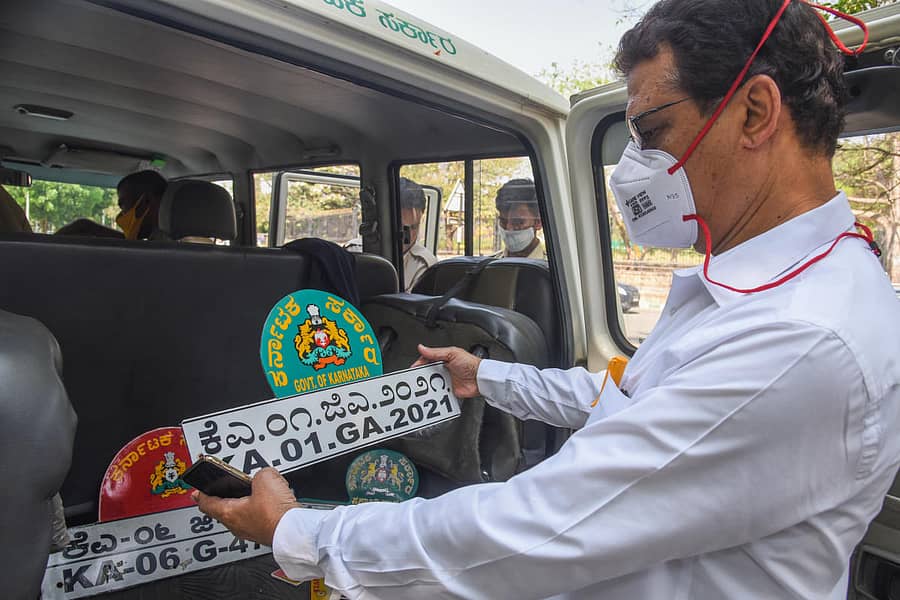 ವಾಹನಗಳ ನೋಂದಣಿ ಸಂಖ್ಯೆ ಪರಿಶೀಲಿಸುತ್ತಿರುವ ಆರ್ಟಿಒ ಸಿಬ್ಬಂದಿ