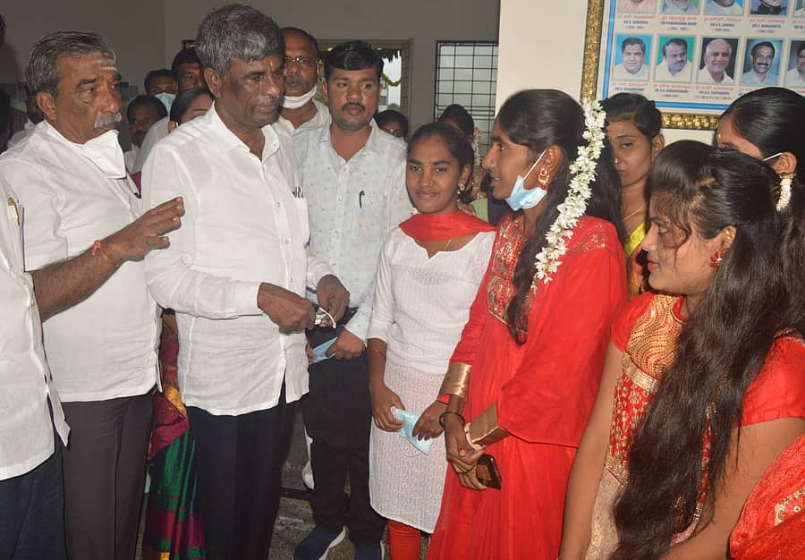 ಯಾದಗಿರಿಯ ಮಲ್ಲಪ್ಪ ಲೇಔಟ್‍ನಲ್ಲಿರುವ ಸಮಾಜ ಕಲ್ಯಾಣ ಇಲಾಖೆಯ ಬಾಲಕಿಯರ ಹಾಸ್ಟೆಲ್‍ಗೆ ಸಮಾಜ ಕಲ್ಯಾಣ ಮತ್ತು ಹಿಂದುಳಿದ ವರ್ಗಗಳ ಕಲ್ಯಾಣ ಸಚಿವ ಕೋಟ ಶ್ರೀನಿವಾಸ ಪೂಜಾರಿ ಅವರು ಭೇಟಿ ನೀಡಿ ವಿದ್ಯಾರ್ಥಿಗಳ ಜೊತೆ ಸಮಾಲೋಚಿಸಿದರು. ಶಾಸಕ ವೆಂಕಟರೆಡ್ಡಿ ಮುದ್ನಾಳ, ಜಿಲ್ಲಾಧಿಕಾರಿ ಡಾ. ರಾಗಪ್ರಿಯಾ ಆರ್, ಇದ್ದರು