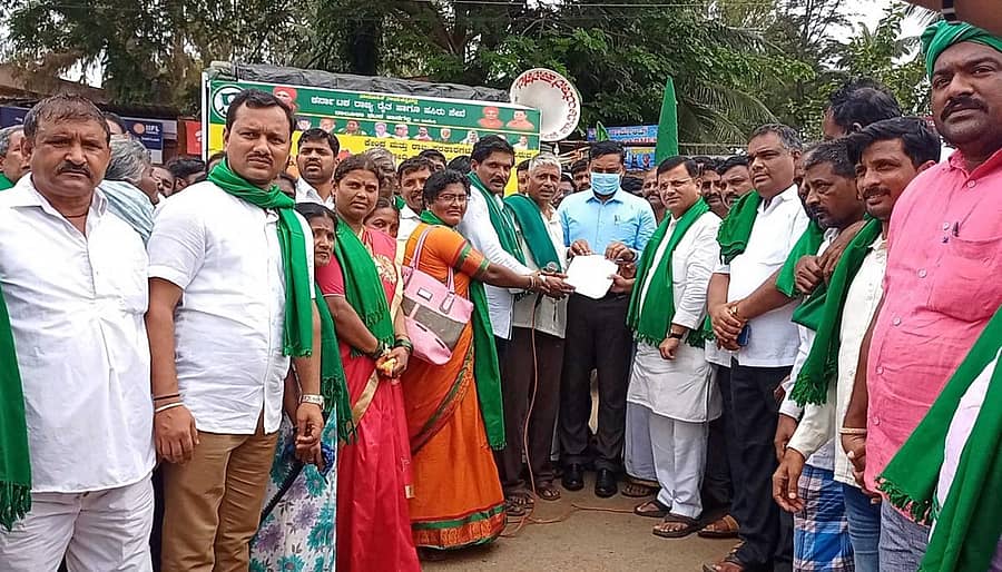 ಹಾನಗಲ್ನಲ್ಲಿ ಸೋಮವಾರ ರೈತ ಸಂಘದ ಜೊತೆಯಲ್ಲಿ ಕಾಂಗ್ರೆಸ್ ಮತ್ತು ವಿವಿಧ ಸಂಘಟನೆಗಳು ಬಂದ್ಗೆ ಬೆಂಬಲಿಸಿ ಗಾಂಧಿ ವೃತ್ತದಲ್ಲಿ ತಹಶೀಲ್ದಾರ್ ಎರ್ರಿಸ್ವಾಮಿ ಪಿ.ಎಸ್ ಅವರಿಗೆ ಮನವಿಪತ್ರ ಸಲ್ಲಿಸಿದವು