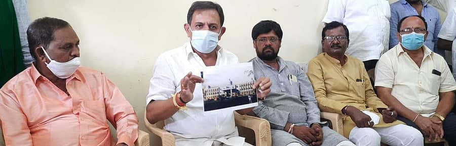 ಮಾಗಡಿ ಪಟ್ಟಣದ ಪುರಸಭೆ ಕಚೇರಿ ಅವರಣದಲ್ಲಿ ಸೋಮವಾರ ನಡೆದ ಸುದ್ದಿಗೋಷ್ಠಿಯಲ್ಲಿ ಮಾಜಿ ಶಾಸಕ ಎಚ್‌.ಸಿ.ಬಾಲಕೃಷ್ಣ, ತಮ್ಮ ಅಧಿಕಾರದ ಅವಧಿಯಲ್ಲಿ ತಹಶೀಲ್ದಾರ್‌ ಕಚೇರಿ ಕಟ್ಟಿಸಲು ತಯಾರಿಸಿದ್ದ ಚಿತ್ರ ತೋರಿಸಿ ಮಾತನಾಡಿದರು.