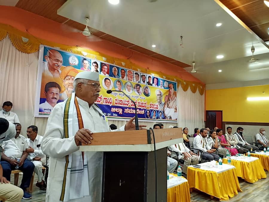 ರಾಜೀವ ಗಾಂಧಿ ಪಂಚಾಯತರಾಜ್ ರಾಷ್ಟ್ರೀಯ ಸಮಿತಿ ಸದಸ್ಯ ಡಿ.ಆರ್.ಪಾಟೀಲ ಮಾತನಾಡಿದರು.