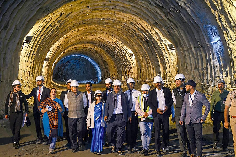 ಜೊಜಿಲಾ ಸುರಂಗಮಾರ್ಗದ ಕಾಮಗಾರಿಯನ್ನು ಪರಿಶೀಲಿಸಿದ ಕೇಂದ್ರ ಸಚಿವ ನಿತಿನ್ ಗಡ್ಕರಿ ಮತ್ತು ತಜ್ಞರ ತಂಡ –ಪಿಟಿಐ ಚಿತ್ರ