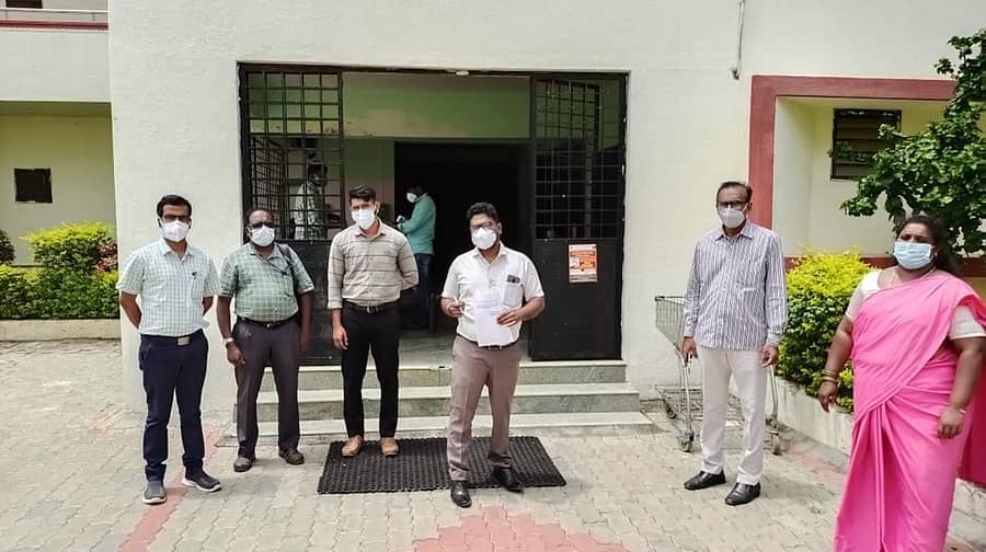 ಕೋವಿಡ್‌ ಪ್ರಕರಣಗಳು ವರದಿಯಾದ ಚೈತನ್ಯ ರೆಸಿಡೆನ್ಸಿಯಲ್‌ ಕಾಲೇಜನ್ನು ಅಧಿಕಾರಿಗಳು ಪರಿಶೀಲಿಸಿದರು.