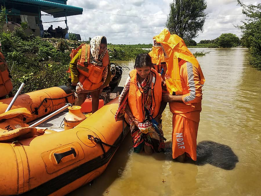 ಲಾತೂರ್ ಜಿಲ್ಲೆಯ ಅರಜಿಖೇಡ ಗ್ರಾಮದಲ್ಲಿ ಎನ್ಡಿಆರ್ಎಫ್ ಸಿಬ್ಬಂದಿ ಬುಧವಾರ ರಕ್ಷಣಾ ಕಾರ್ಯದಲ್ಲಿ ತೊಡಗಿದ್ದರು –ಪಿಟಿಐ ಚಿತ್ರ