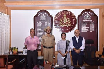 ಆರ್.ಎನ್. ಬಿಂದು ಮಣಿ ಅವರನ್ನು ಡಿಜಿಪಿ ಪ್ರವೀಣ್ ಸೂದ್ ಅವರು ಅಭಿನಂದಿಸಿದರು. (ಟ್ವಿಟರ್ ಚಿತ್ರ)